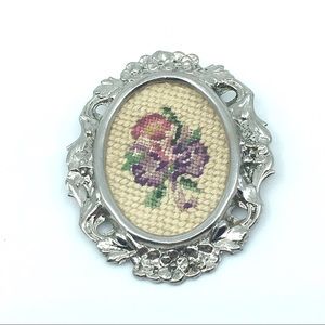 Vintage | Embroidered Frame Broach Flowers